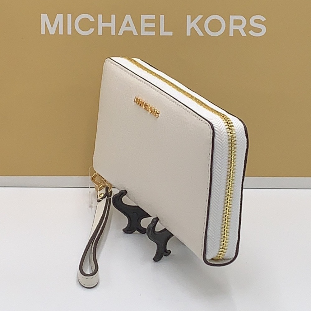 MICHAEL KORS LARGE TRAVEL CONTINENTAL WRISTLET WALLET OPTIC WHITE COLOR
NWT - Picture 10 of 16